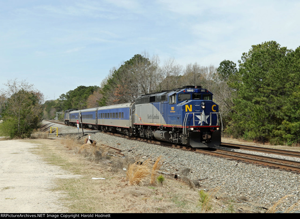 RNCX 1893 leads train P074-22 northbound